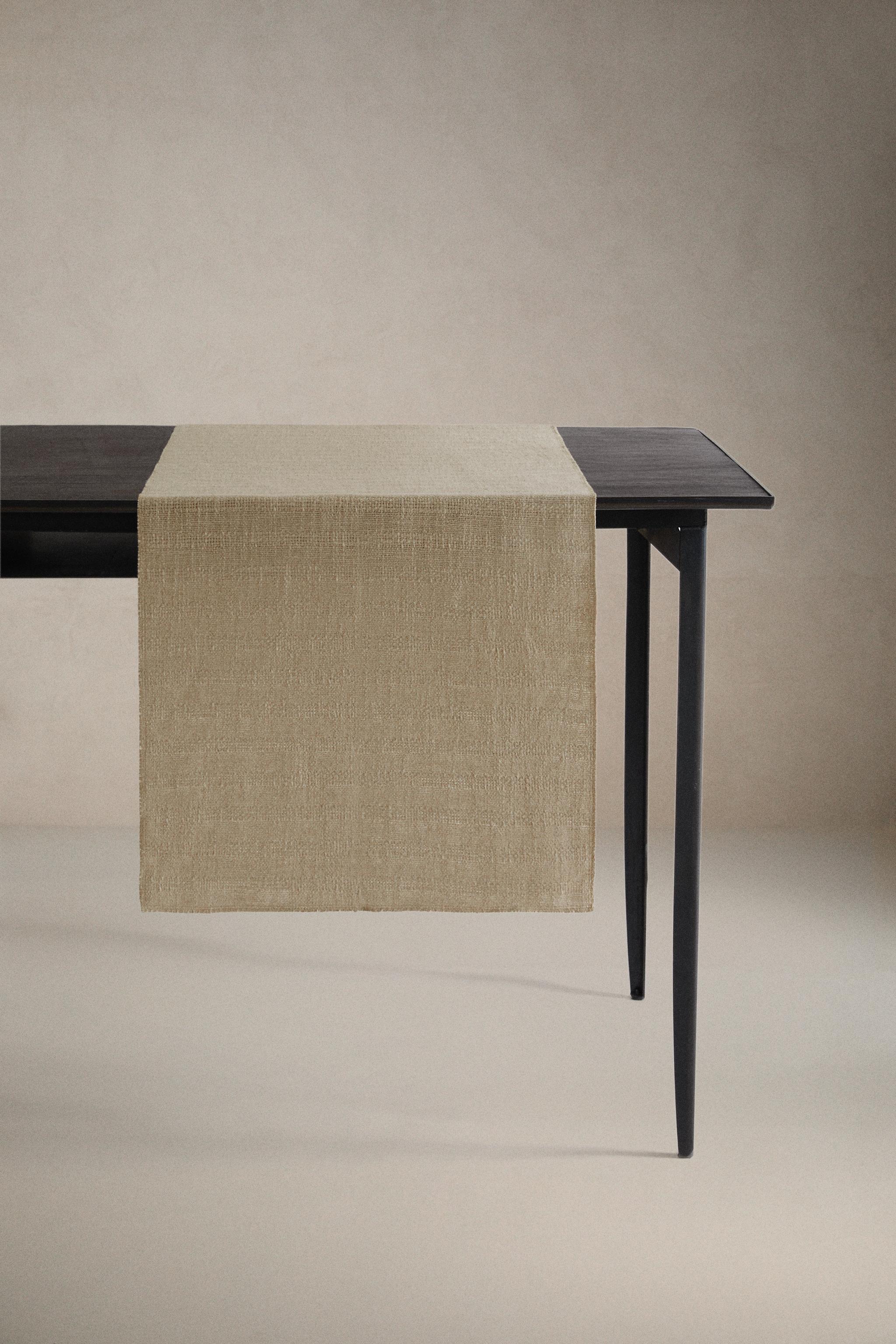 TEXTURED LINEN TABLE RUNNER
